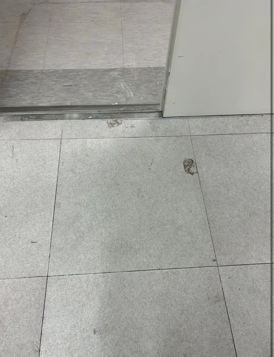 데코타일 시공방법 사례 이미지
