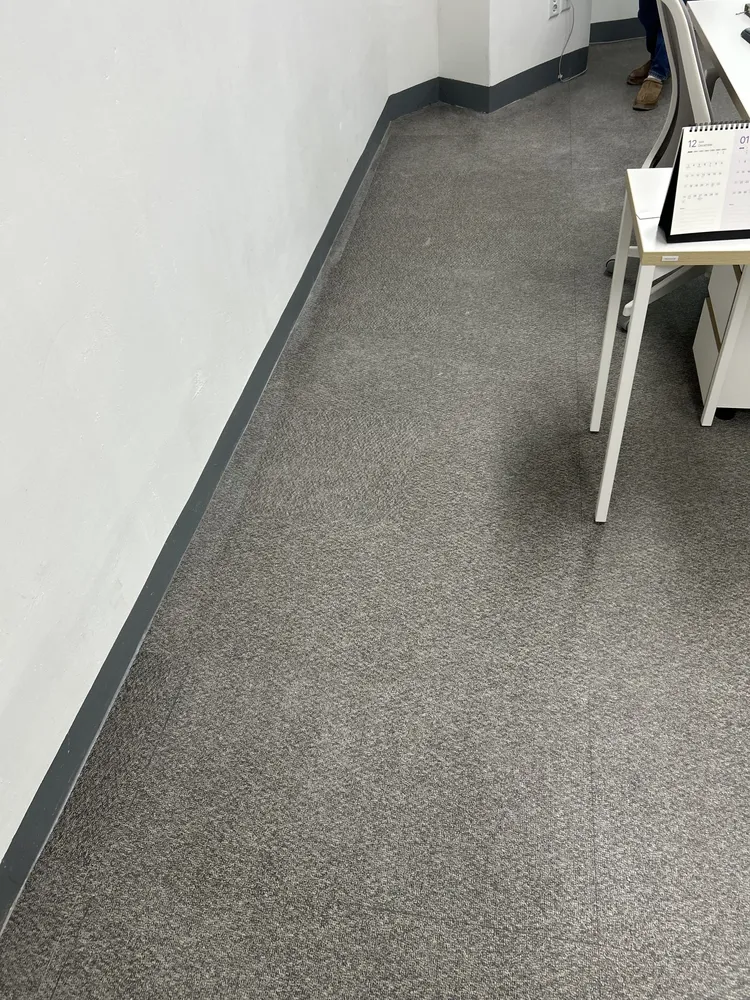 데코타일시공 사무실 기존 바닥 상태 2